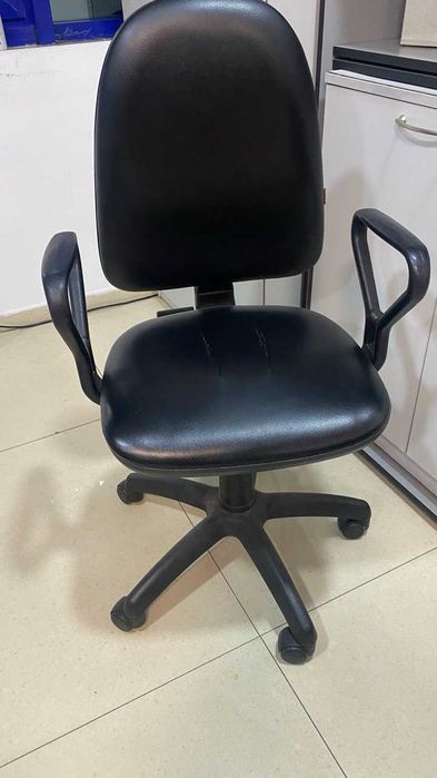 Офисное кресло черное