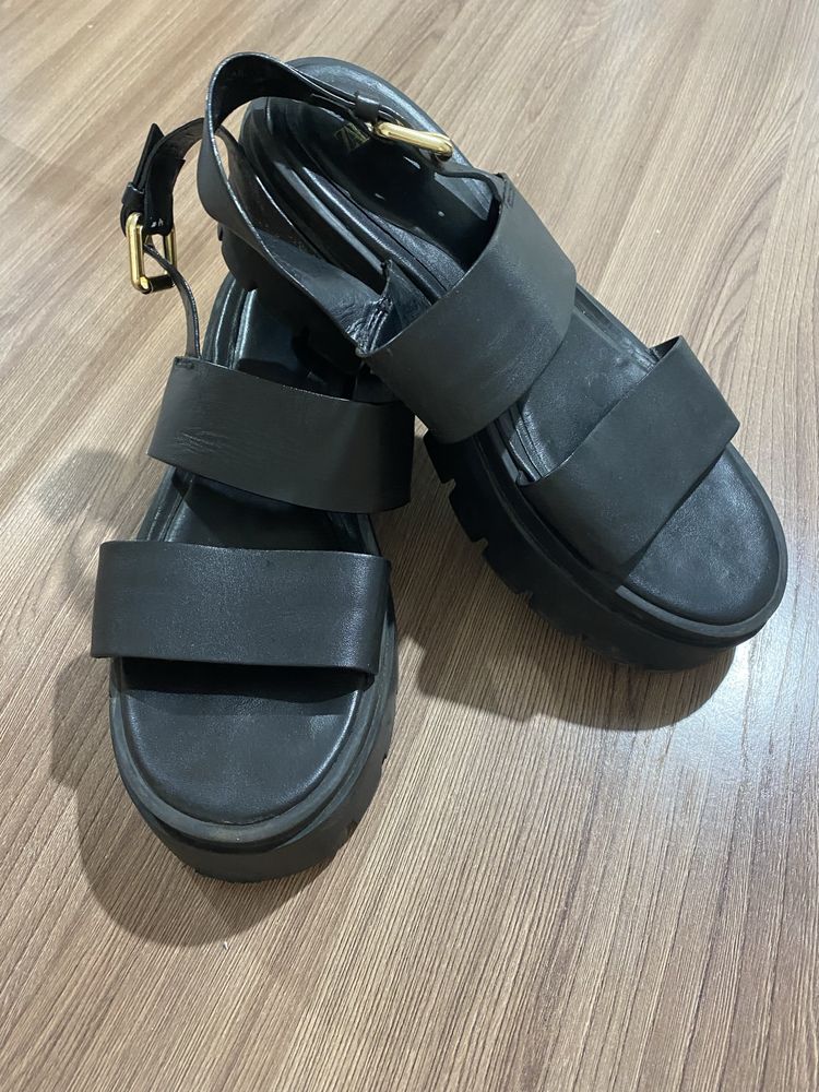 Кожанные 37 размер Zara