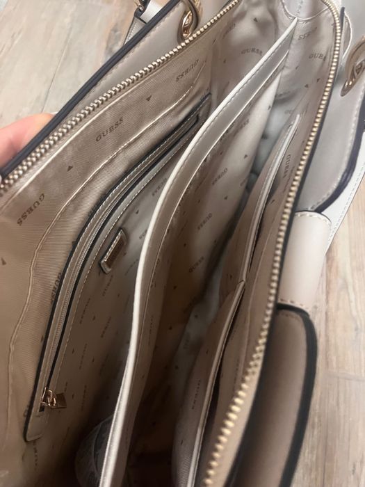 Чанта Guess
Вътрешен джоб с цип
Цялостен десен
Имитация на кожа
Цип