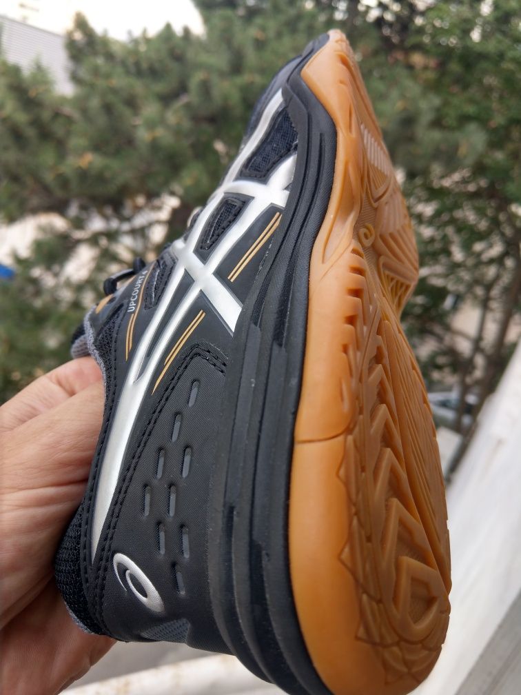 Резервирани.Asics Upcourt 4. 40,5нм. 25,5см.