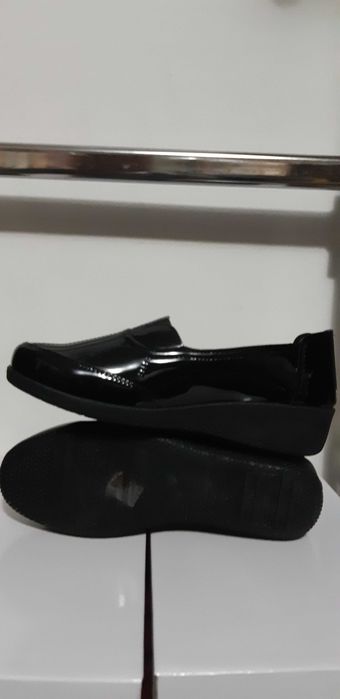 Încălțăminte damă pentru iarnă impermeabilă și îmblănită.