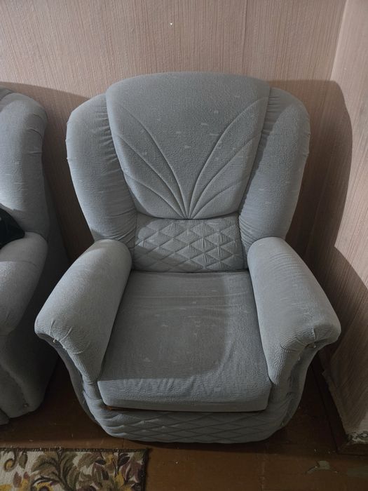 отдам даром! кресло, сервант, газовая плита !