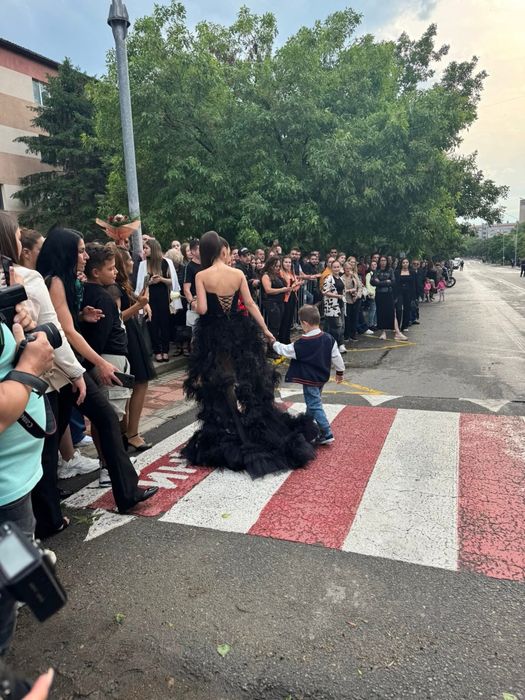 Бална рокля в черно с пера и ръчно пришити орнаменти