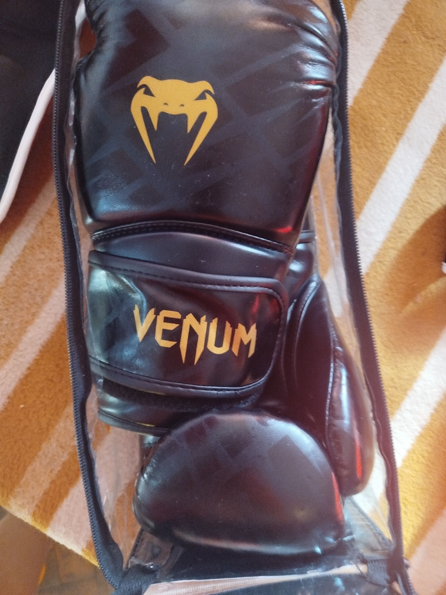 Комплект Ръкавици и протектор за крака за Muay  и  kickbox