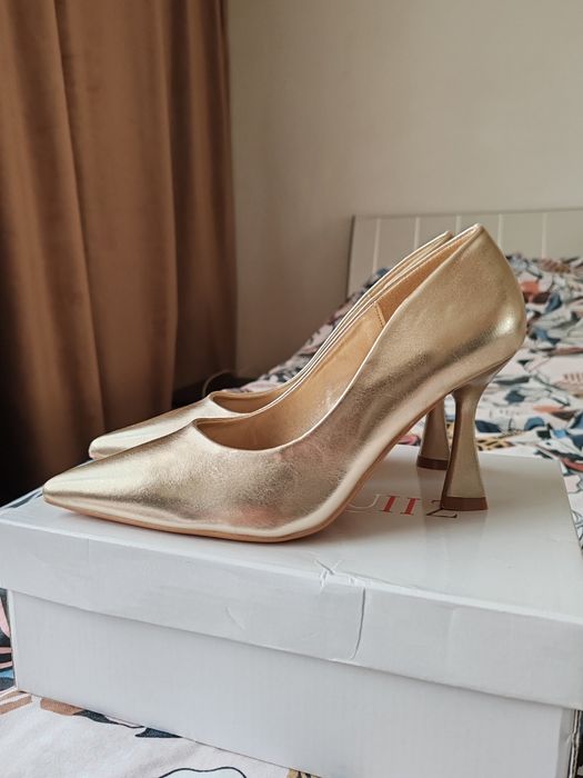 Pantofi cu toc stiletto, auriu, marimea 36, noi