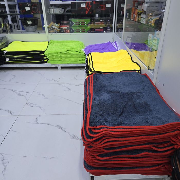 Микрофибро тряпка на машину. Тряпки для авто. Аксессуары машины есть