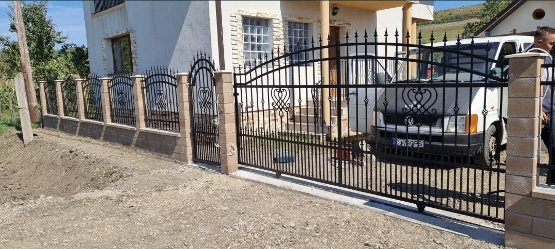Fac garduri si porti din:
- fier forjat;
- tablă cutată;
- șipcă metal