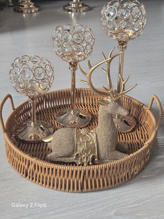 Кръгъл ратанов поднос/кошница за сервиране

Плетен поднос с дръжки, ид