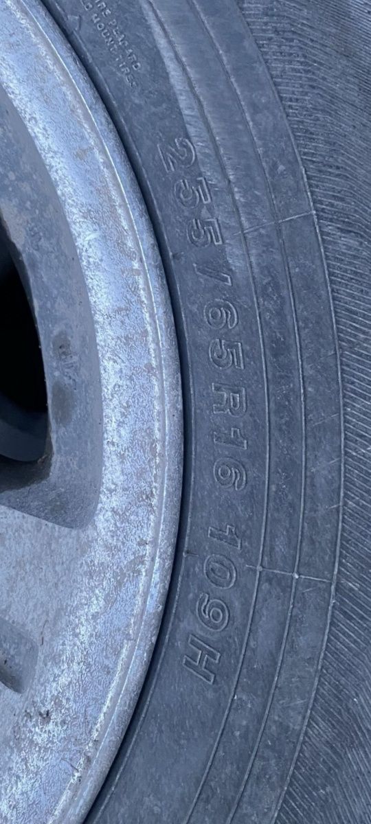 Продается комплект зимних шин,255 65 R16  липучка триангл