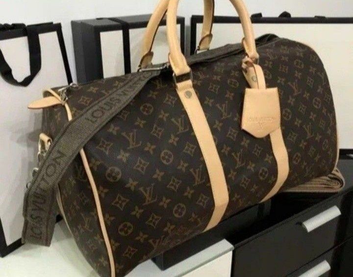 Geanta voiaj Louis Vuitton, model unisex  curea reglabila, saculet