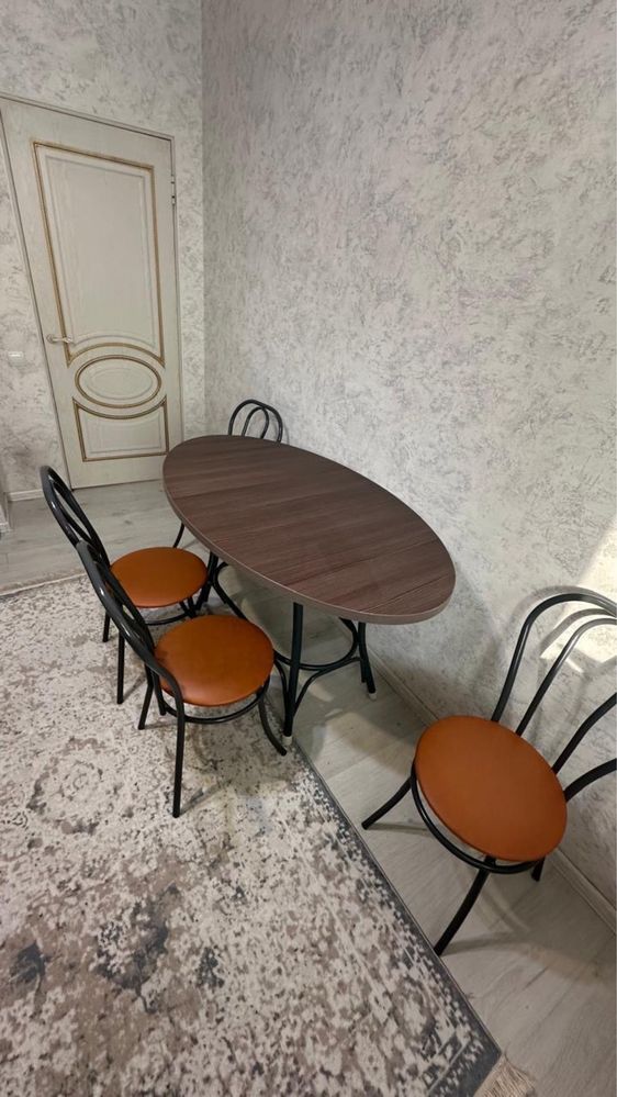 Кухня, стол, стулья, шкаф в прихожке, комод, шкаф