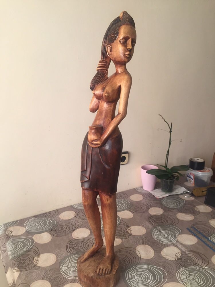 Стара дървена фигура на жена