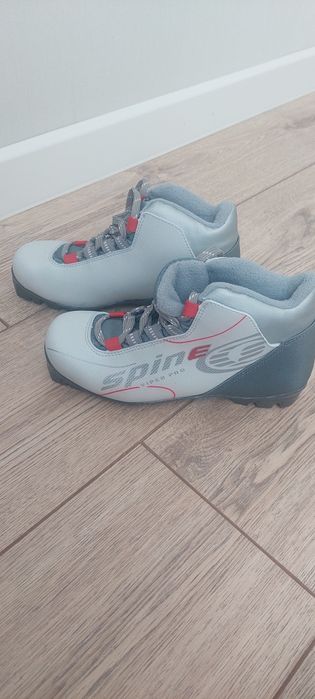 Продам лыжные ботинки