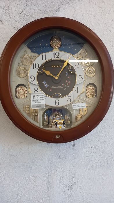 Стенни часовници Seiko с отварящ се циферблат и камъни Сваровски