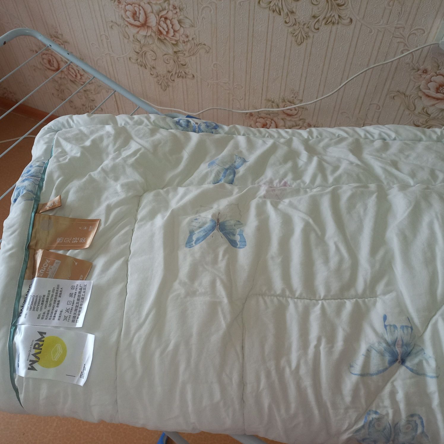 Срочно продаётся одеяло почти новое, пост белье и др.