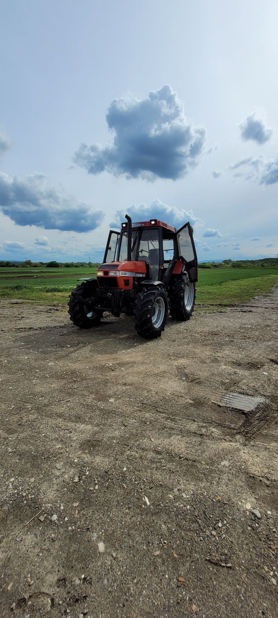 Vând Tractor Case 4240 cu tiranti frontali Compresor și acte originale