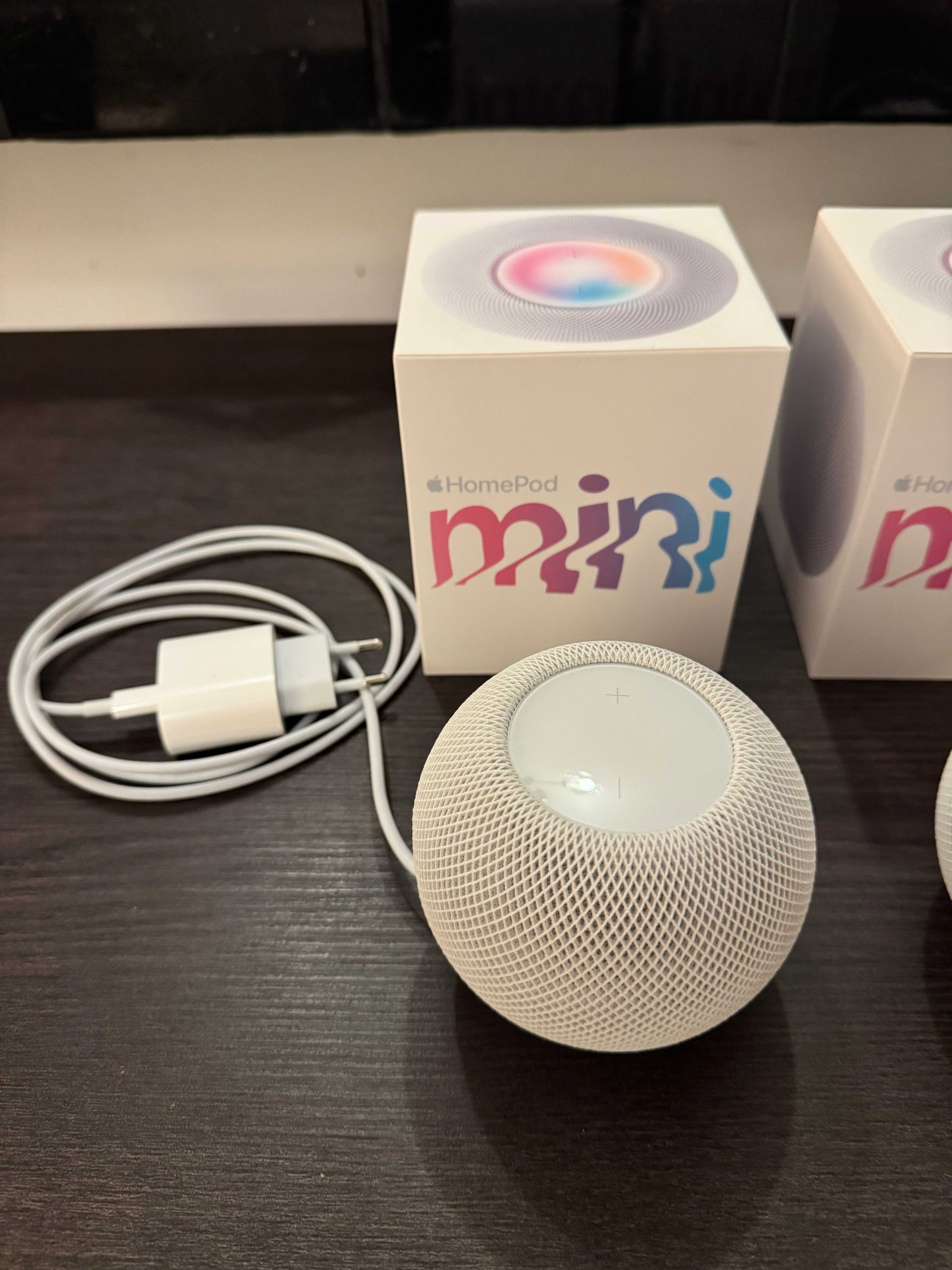 Две Apple HomePod mini бели