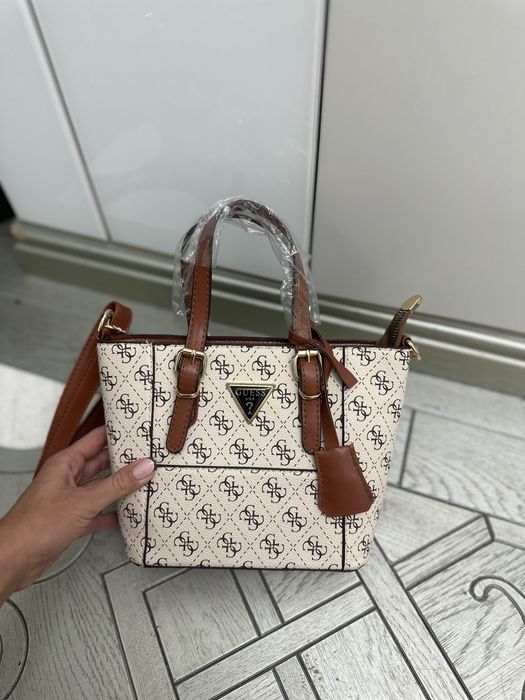Нови малки дамски чанти Guess