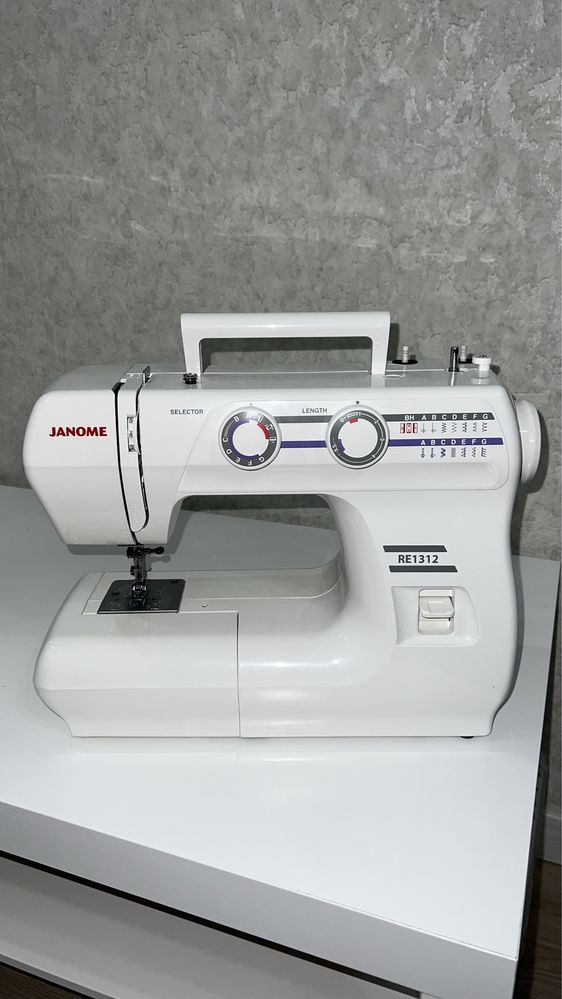 Продам швейную машинку Janome RE-1312