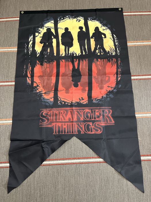 Stranger things очень странные дела флаг на стену или дверь