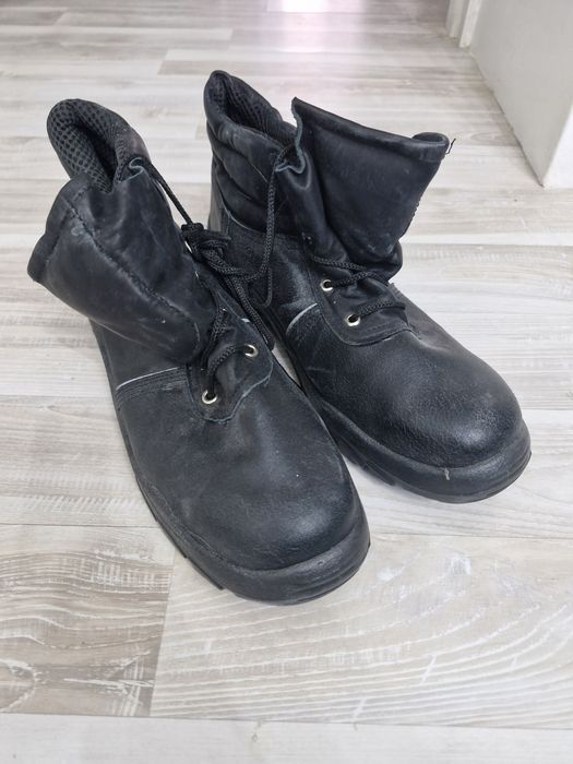 Ботинки стройтельные новые размер 45 шт1 размер  40 шт 1 цена 3000 тен