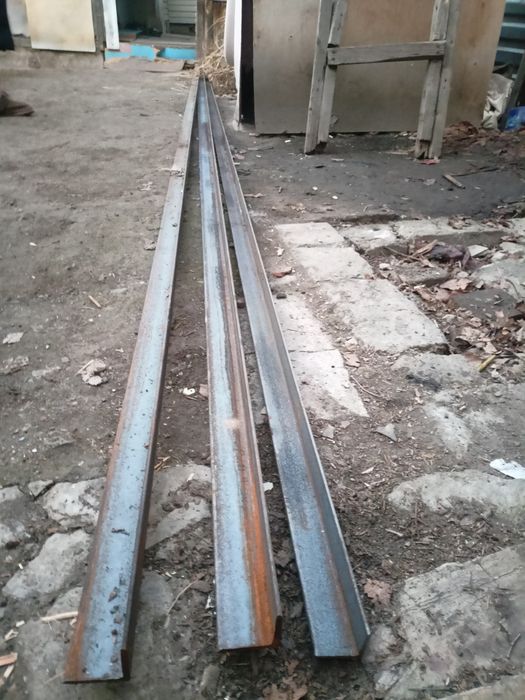 Продам уголок 50на 50 .12 метро и есть уголок 40 на 40 .6 метров новые