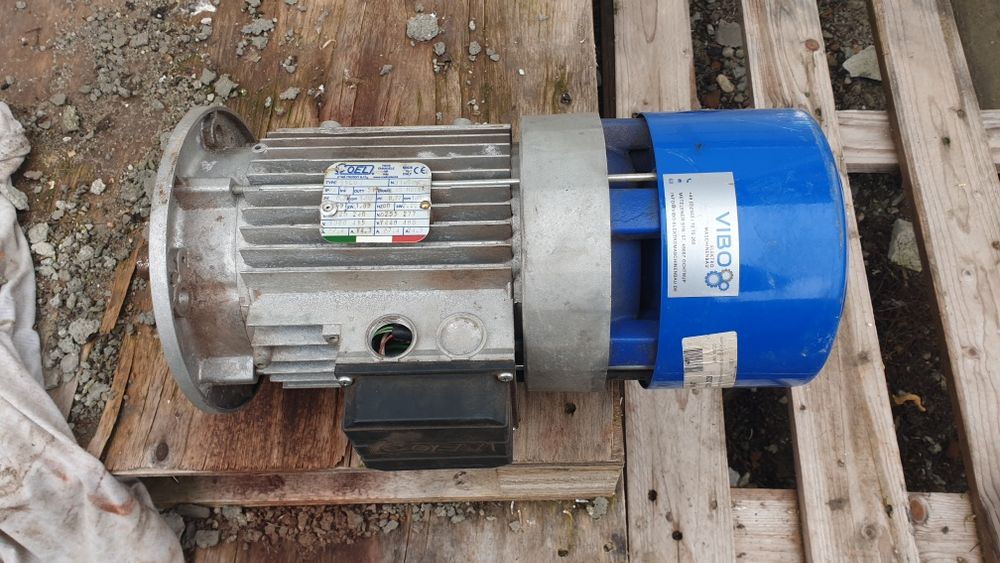 Vand urgent motor trifazat 2.2 kw cu frânare