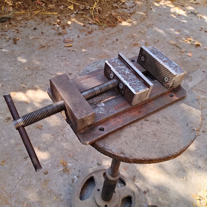 Тиски сотилади ,