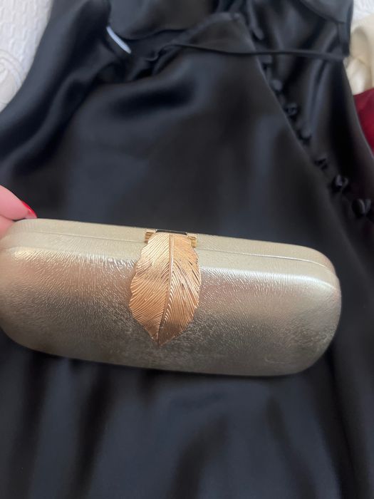 Poșetă clutch aurie elegantă cu detaliu frunză
