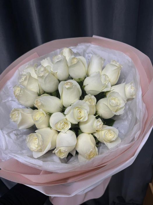 Красивый букет белых роз — свежие, качественные цветы