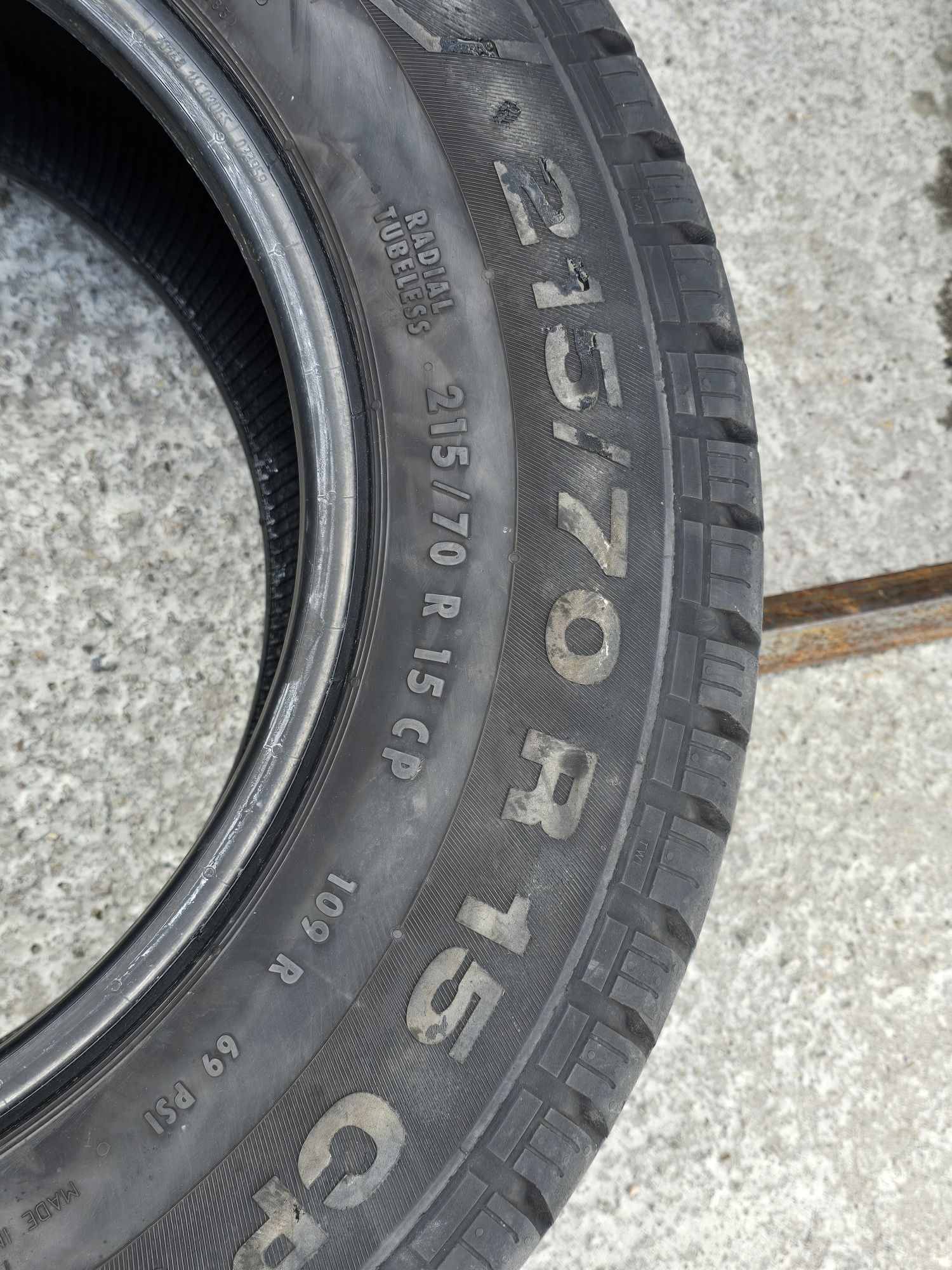 2 Броя Бусови Гуми 215/70/15C Continental 7,5mm
