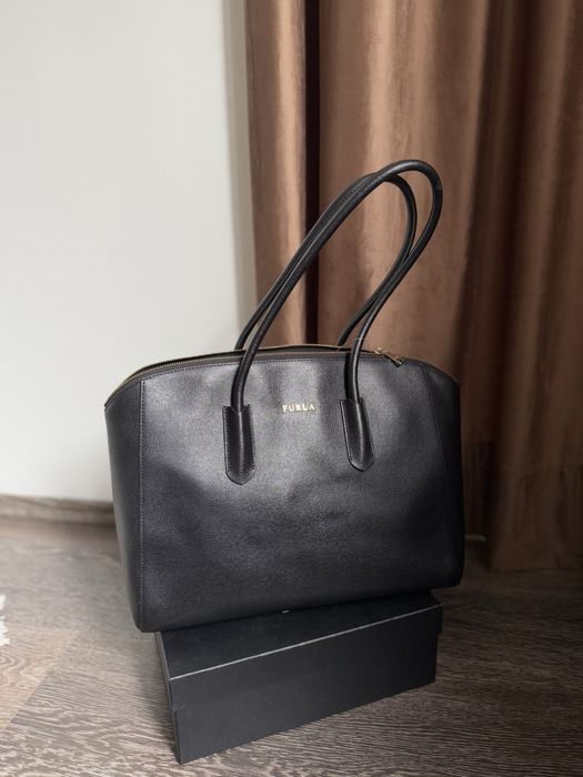 Дамска черна чанта FURLA естествена кожа