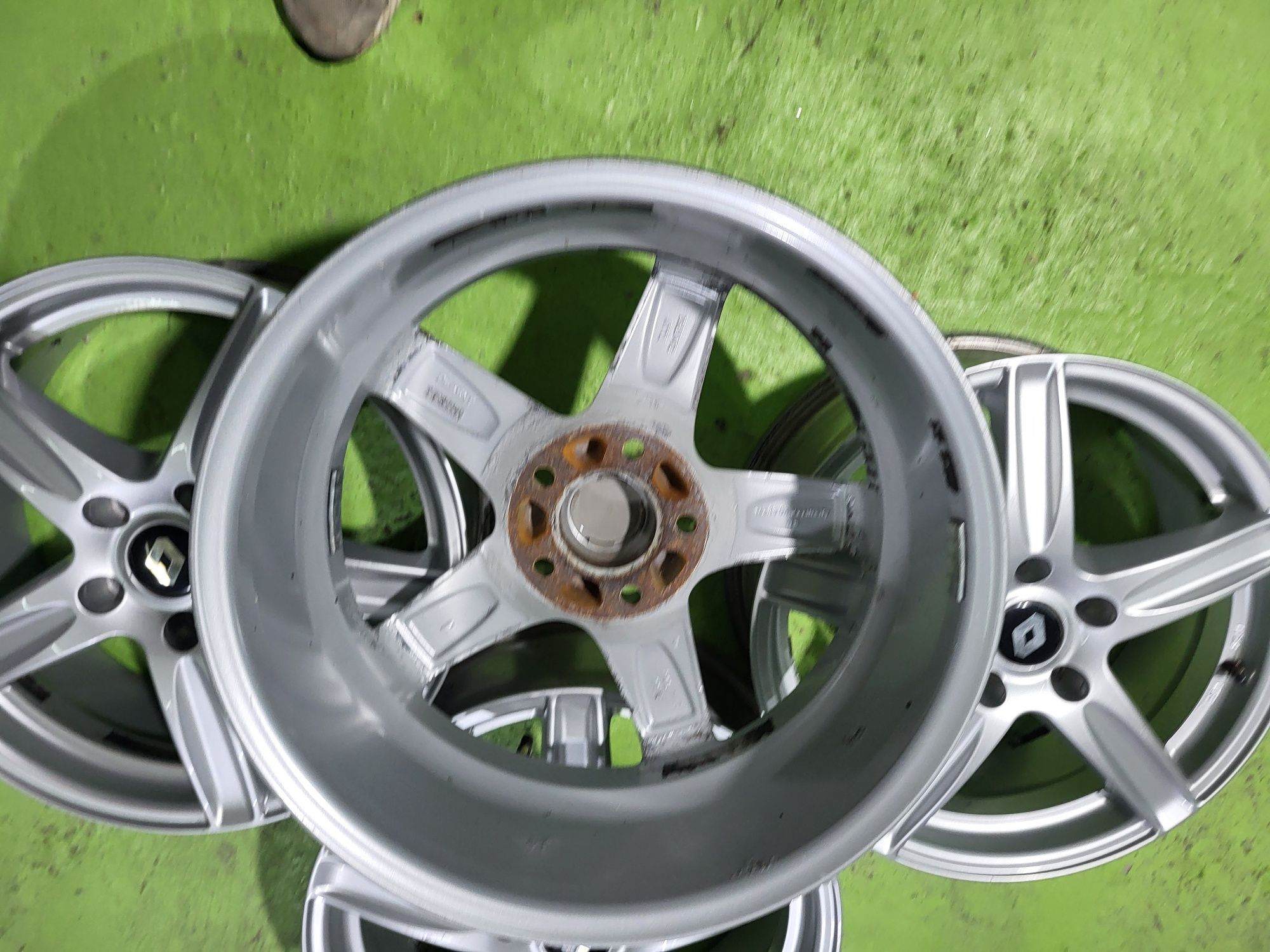 17 5x114.3 Nissan Renault лети джанти 5х114.3