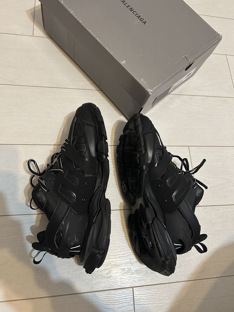 balenciaga track