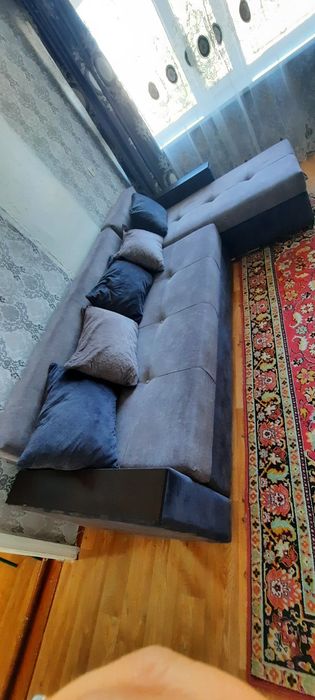 Угловой диван, вещевые шкафы