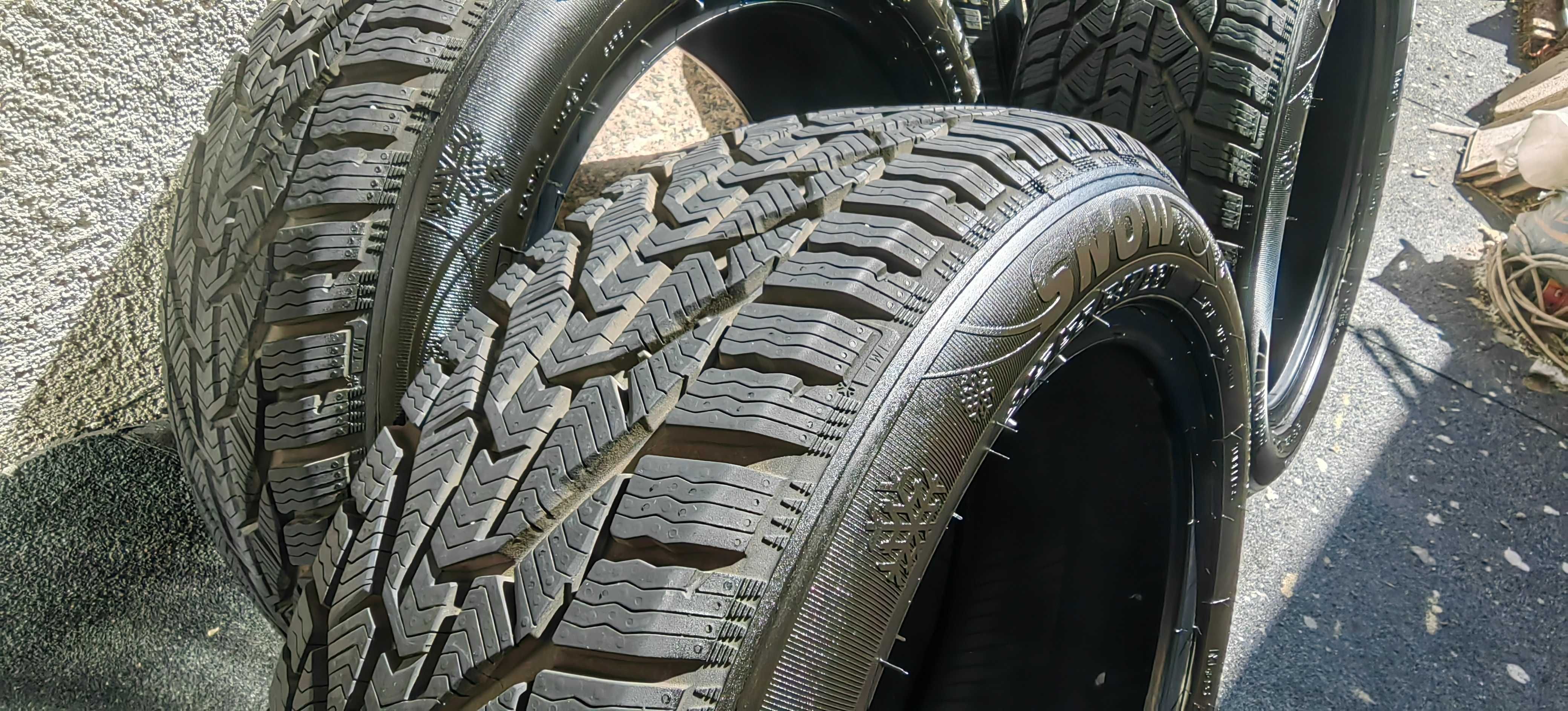 Зимни гуми Kormoran 215/55 R17 ДОТ23 почти нови