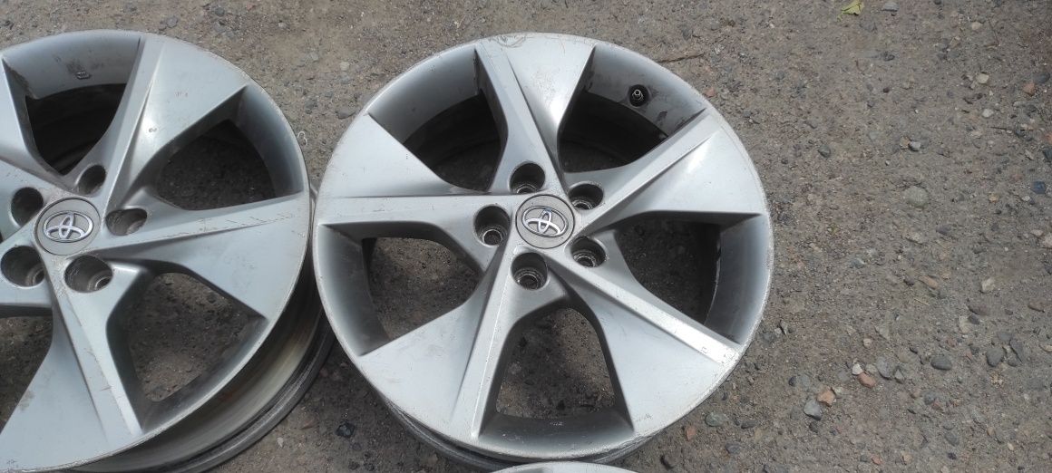 Комплект оригинальных дисков R18. Toyota Camry