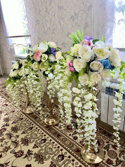 Искусственная композиция цветов для мероприятий