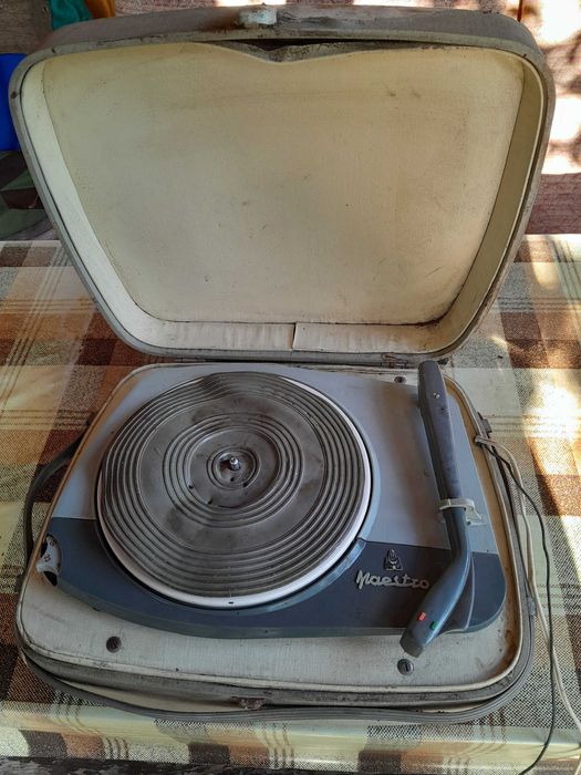 Стари радиоприемник и грамофон