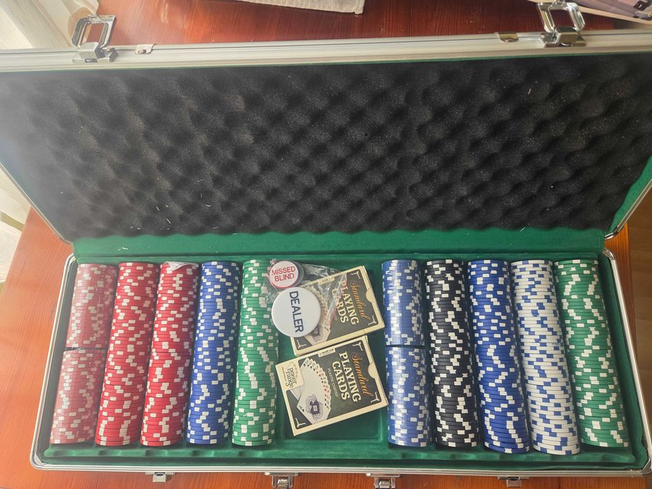 Комплект за покер от 500 части с метално куфарче. В идеално състояние.