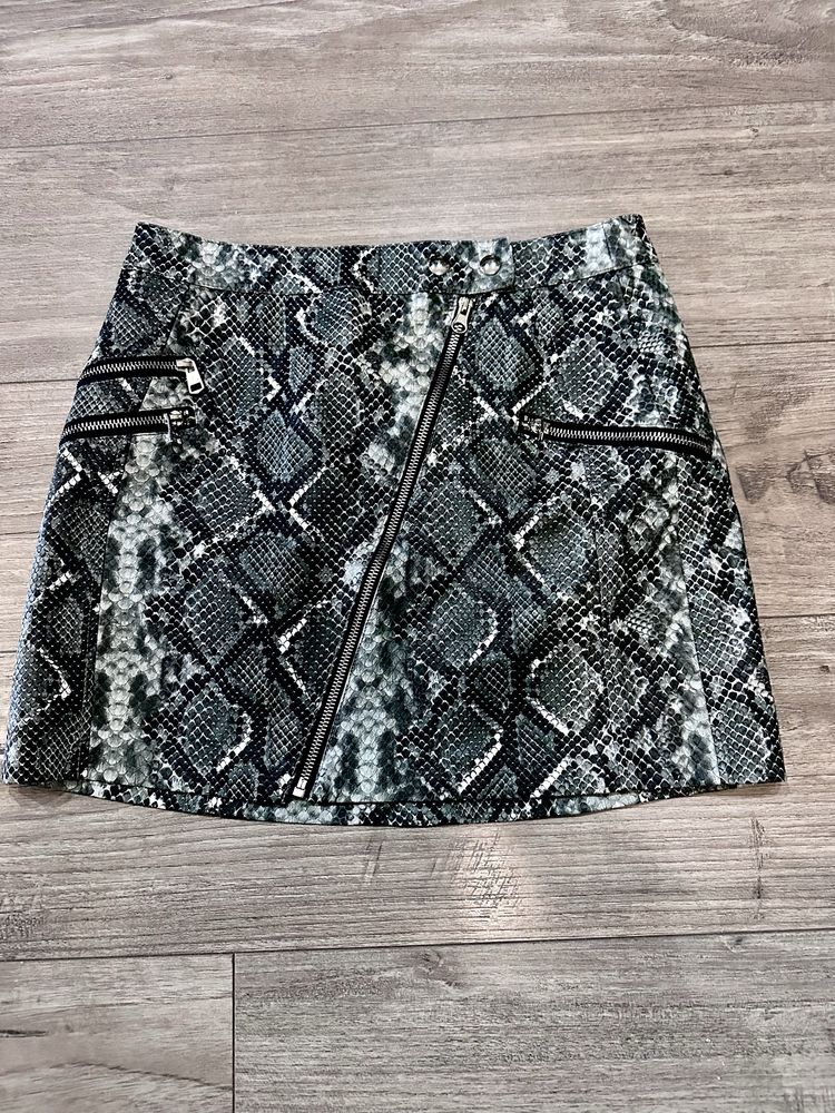 Дамска пола Bershka змийска кожа