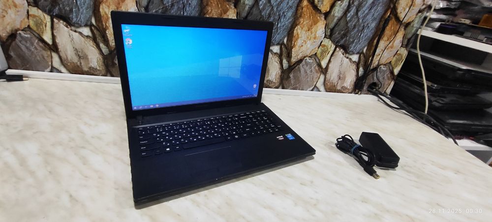 Простенький ноутбук Lenovo