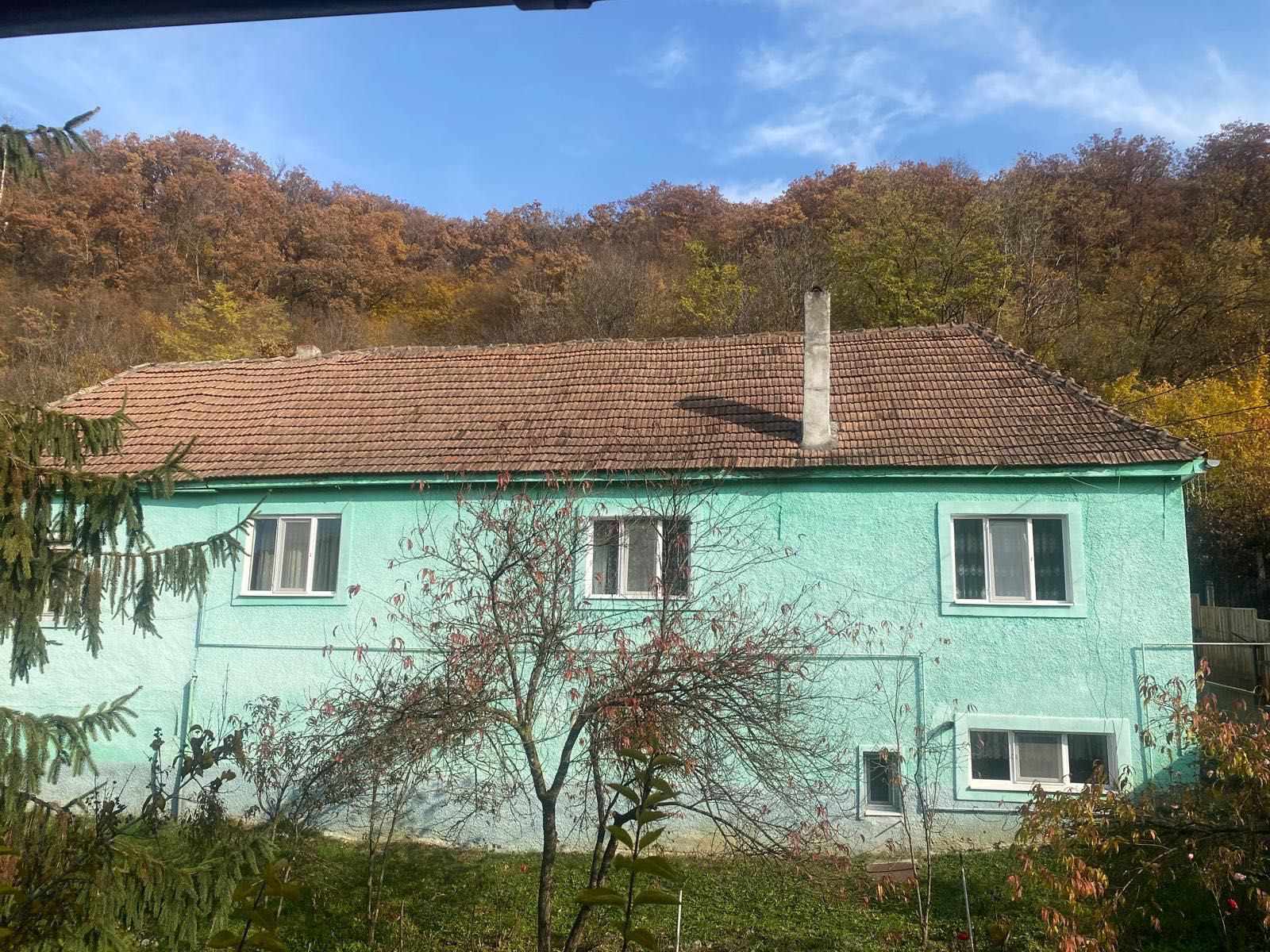 Vand casa de locuit cu curte, teren, garaj, beci, pod si anexe