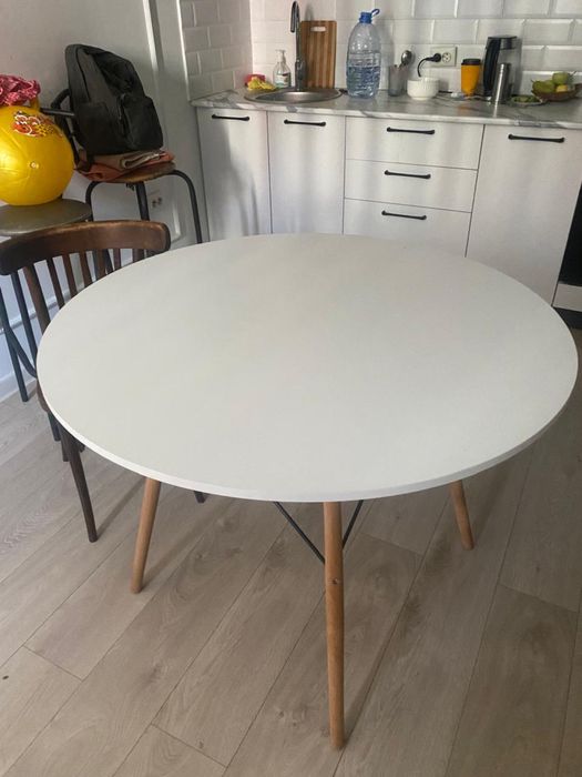 Продается стол круглый