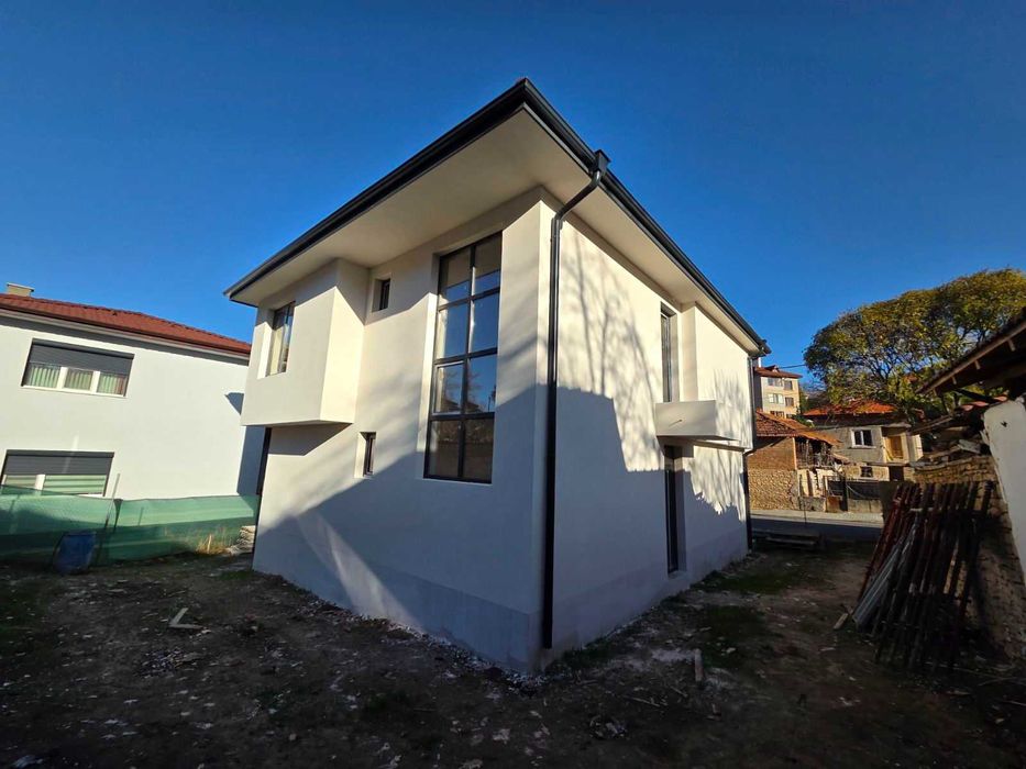 1788-Продава се двуетажна тухлена на плоча къща в кв. Добровски!