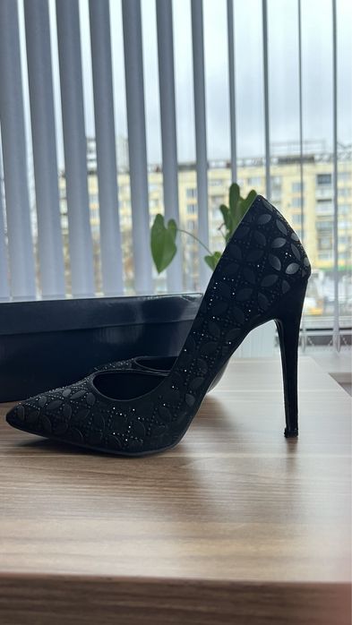 Черни остри обувки на висок ток