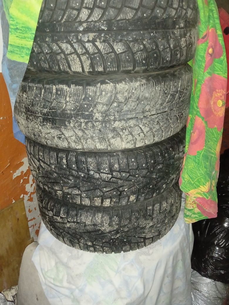 Продам шины шипованые