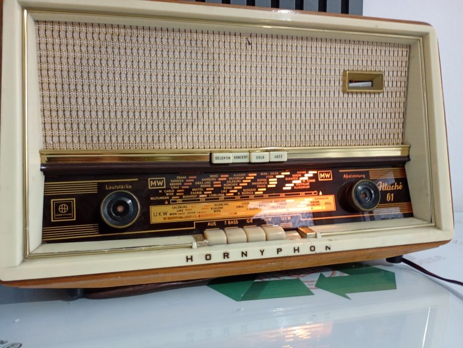 Radio cu lămpi vintage