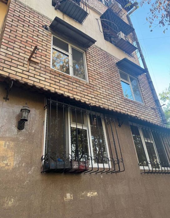 Срочно продаётся квартира Метро Мирзо Улугбек 9-квартиил кирпич 2/6 ба