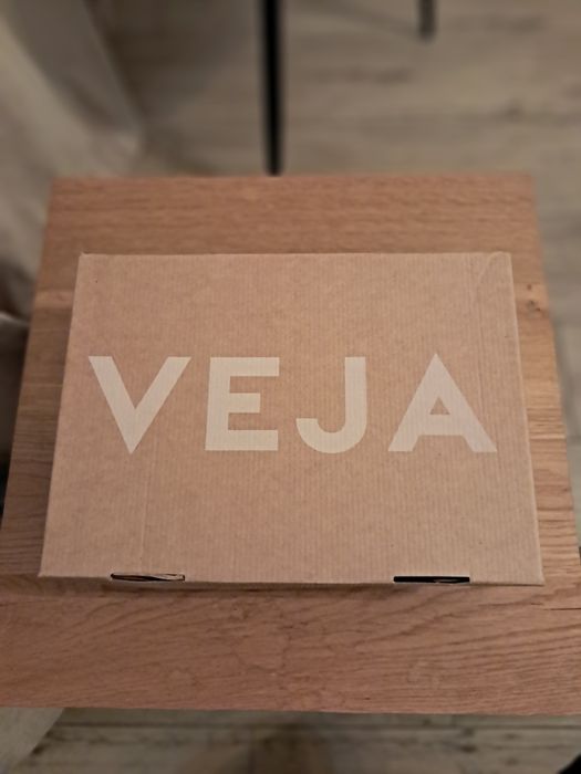 Vând adidași VEJA albi